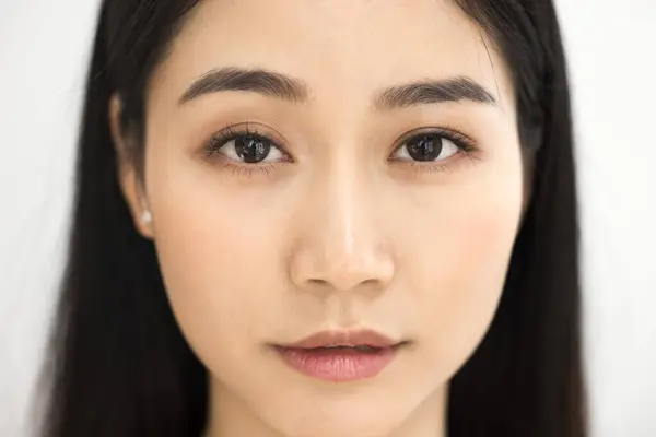 美丽的亚洲女性美容美发模特正面对着镜头 在镜头前 年轻的韩裔女子面容柔和 摆出一副剪裁的样子 泰然自若 泰然自若 — 图库照片
