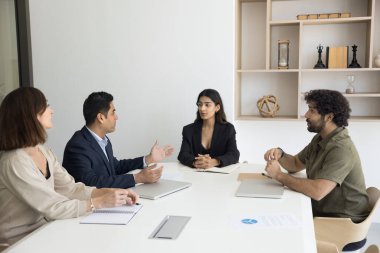 Çok ırklı iş ortakları ortaklığı tartışıyor, başlangıçtan başlamaya yatırım yapıyor, anlaşmayı tartışıyorlar. Şirin Hintli genç iş kadını çalışanlarla beyin fırtınası toplantısı yapıyor.