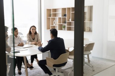 Erkek iş adayı insan kaynakları ekibiyle konuşuyor, işverenler görüşme yapıyor. Çeşitli iş arkadaşları, proje ortakları, tartışma anlaşması, yönetim stratejisi, ortaklık