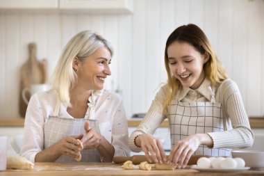 Sevimli ergen kız annesiyle ev yapımı hamur işleri yapıyor, yemek masasında oturuyor, çörekleri şekillendiriyor, hafta sonları evde sohbet edip vakit geçiriyorlar. Anne kızına yemek yapmayı öğretir, aile tarifini paylaşır.