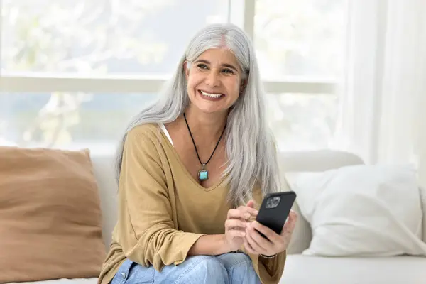 Neşeli Hayalperest Gri Saçlı Cep Telefonuyla Online Başvuru Yapan Evdeki Telifsiz Stok Imajlar