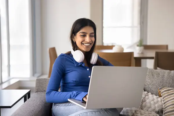 Glad Ung Indisk Frilans Arbetare Kvinna Sitter Soffan Med Dator Stockbild