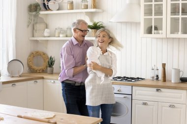 Etkin, enerjik, olgun bir çift dans ederken ev yapımı hamur işleri hazırlar, müzikten zevk alır, en sevdiği şarkıyı dinler, modern mutfakta kaygısız zaman geçirirler. Aile tatili, yemek pişirme, ilişkiler