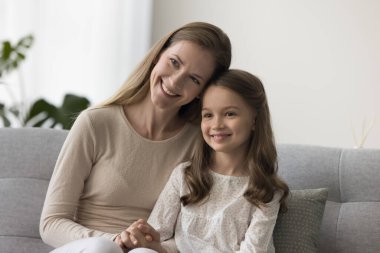 Kaygısız kadınları sevmek paha biçilemez aile anlarından hoşlanmak. Sevimli 6 'lı yaşlarda küçük bir kızla, kanepede birlikte oturmak, evde vakit geçirmek, hafta sonları iyi vakit geçirmek. Mutlu anne ve anaokulu çocuğunun portresi.