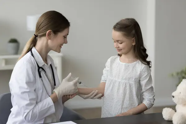 Caring Female Doc Holds Syringe Gives Injection Flu Girl Kid — Photo