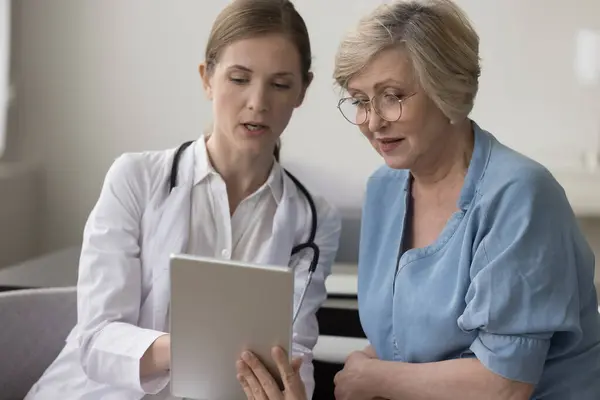 Dijital Tablet Tutan Kadın Terapist Sağlık Testi Sonuçlarını Gösteriyor Klinik — Stok fotoğraf
