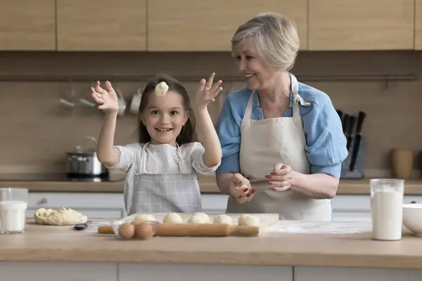 Atractiva Abuela Jubilada Enseñar Linda Nieta Divertida Para Cocinar Preparar — Foto de Stock