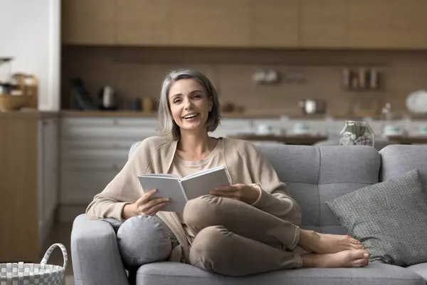 Mulher Meia Idade Descansar Casa Com Livro Favorito Sentar Sofá — Fotografia de Stock