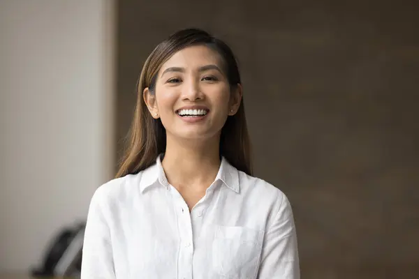 Glad Vacker Ung Asiatisk Manager Kvinna Vit Formell Skjorta Poserar Royaltyfria Stockfoton