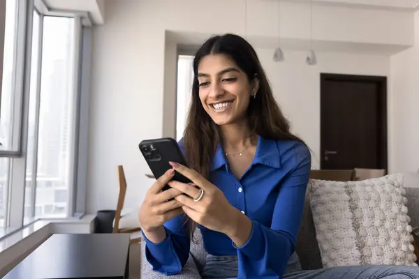 Positiv Upphetsad Ung Indisk Kvinna Skriva Mobiltelefon Med Hjälp Smartphone Stockbild