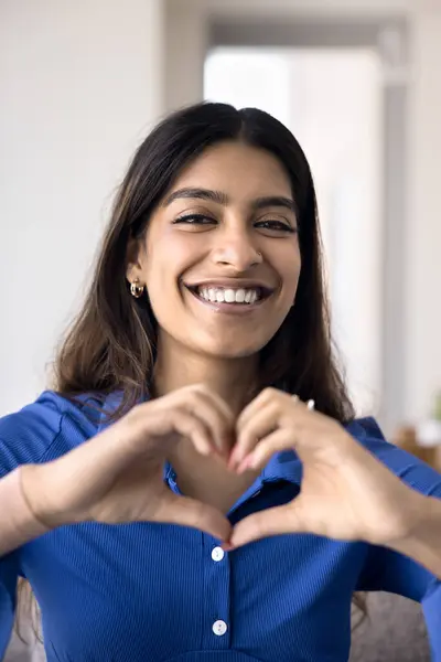 Glad Attraktiv Ung Indisk Kvinna Visar Finger Hjärta Förena Händerna Stockbild