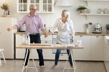 Aktif yaşlı bir adam, yerli mutfakta olgun bir kızla dans ediyor, en sevdiği şarkıyı dinliyor, müziğe geçiyor, mutlu oluyor, evde vakit geçiriyor, yemek yapmaktan, eğlenmekten, hayattan zevk almaktan alıkoyuyor.