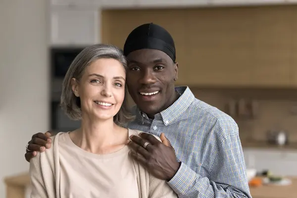 Dojrzały Afrykański Mąż Przytula Uśmiechniętą Białą Żonę Wyraża Troskę Czułość — Zdjęcie stockowe