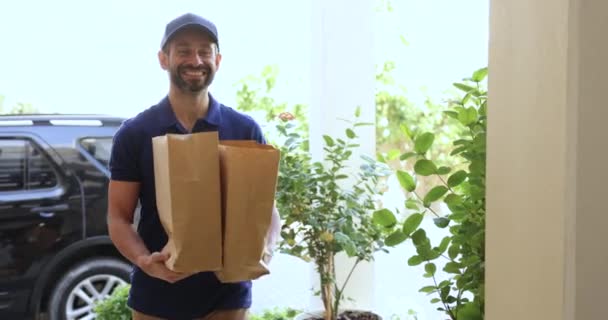 Uśmiechnięty Dojrzały Kurier Dostarczający Kobiecie Dwie Torby Papierowe Świeżymi Naturalnymi — Wideo stockowe