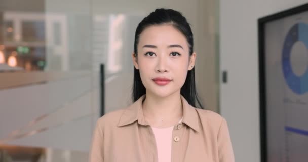Atractiva Empresaria Asiática Empleada Trabajadora Financiera Analista Ventas Posando Sola — Vídeos de Stock