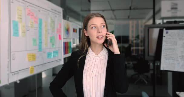 Kadını Ofiste Akıllı Telefondan Konuşur Yaklaşan Toplantıları Tartışır Müşteriyle Ortaklıklar — Stok video
