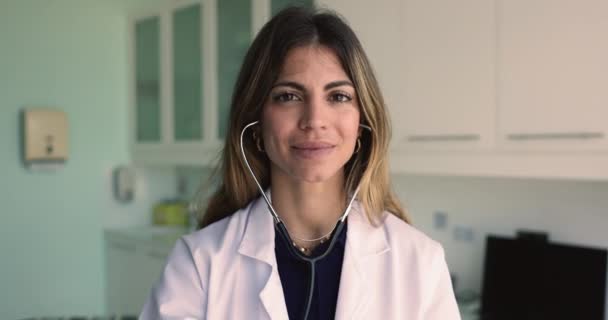 Kadın Kardiyolog Steteskop Tutuyor Check Fiziksel Muayene Kronik Hastalık Yönetimi — Stok video