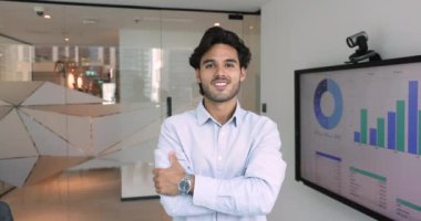 Yüz yıllık Meksikalı iş adamı portresi, profesyonel iş analisti, muhasebeci ya da finansör modern ofiste satış istatistikleri, görsel iş ölçümleri ya da trendler yakınında poz veriyor