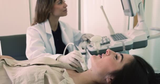 Genç Kadın Endokrinolog Doktorları Modern Ultrasonografi Ekipmanları Kullanarak Tiroit Bezi — Stok video