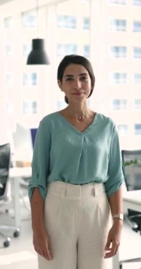 Dikey portre mutlu Brezilyalı iş kadını, patron, CEO, yönetici iş yerinde kolları bağlı duruyor, kameraya bakın. Şirket müdürünün profili, profesyonel, yetenekli bir çalışan.
