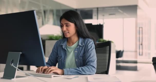 在个人电脑上工作的漂亮的印度女性办公室职员 根据研究和概述起草文本 修订或格式化文本 通过电子邮件与公司客户或同事沟通 — 图库视频影像