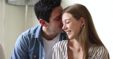 Genç yakışıklı, sevecen İspanyol erkeğin kadınına sevgiyle bakması. Aşık güzel bir çift, birbirlerine sarılıyorlar, romantik partnerler öpüşüyorlar evde iyi vakit geçiriyorlar. Hayranlık, romantizm, ilişkiler