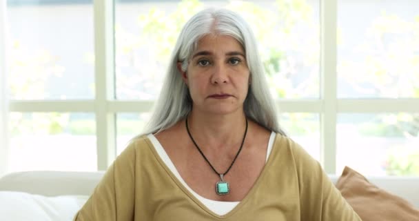 Baş Kısa Portresi Sarışın Ağarmış Uzun Saçlı Yaşlı Kadın Kanepeye — Stok video