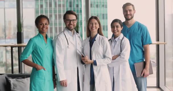 Pět Atraktivních Mladých Profesionálních Lékařek Pracovnic Uniformách Usměje Fotoaparát Pózující — Stock video