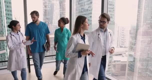 Cinco Terapeutas Multinacionales Motivados Trabajadores Médicos Profesionales Uniformes Caminan Por — Vídeos de Stock