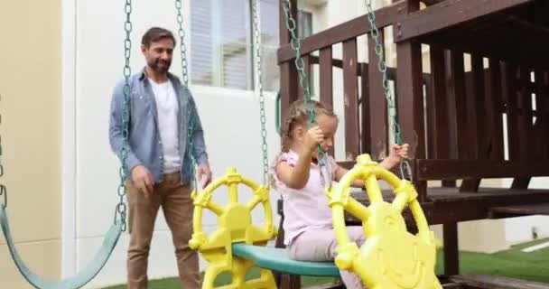 Sevgi Dolu Portekizli Baba Küçük Tatlı Kızıyla Kaliteli Zaman Geçirir — Stok video