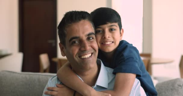 Zbliżenie Portret Kochającego Synka Przytulającego Swojego Przystojnego Indyjskiego Ojca Uśmiechającego — Wideo stockowe