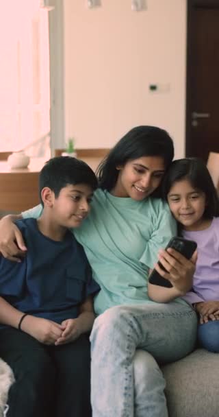 Indisk Familie Bruker Smarttelefon Morsom Online Kommunikasjon Med Slektninger Videosamtale – stockvideo
