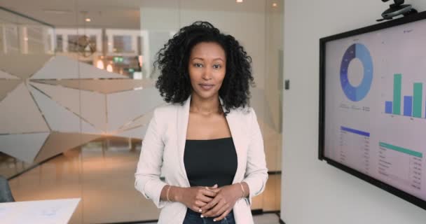 Πορτρέτο Της Ελκυστικής Θετικής Αφρικής Επιχειρηματίας Επαγγελματίας Αναλυτής Λογιστής Κρατιστής — Αρχείο Βίντεο
