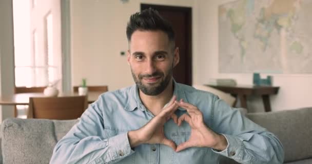 Huvudskott Porträtt Stilig Ung Man Visar Hjärta Symbol Med Förenade — Stockvideo