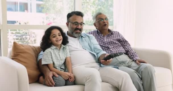 Többgenerációs Férfiak Együtt Töltik Időt Csatornát Váltanak Élvezik Filmet Online — Stock videók