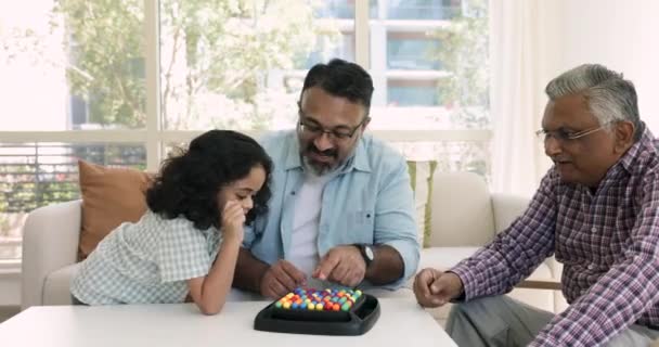 Amar Multi Generacional Familia India Sentarse Mesa Jugar Bolas Arco — Vídeos de Stock