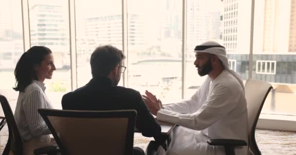 Trois Hommes Affaires Multiculturels Terminent Avec Succès Les Négociations Dans — Video
