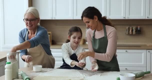 Szczęśliwi Krewni Wielopokoleniowych Kobiet Zabawy Rzucanie Mąki Podczas Przygotowywania Ciasta — Wideo stockowe