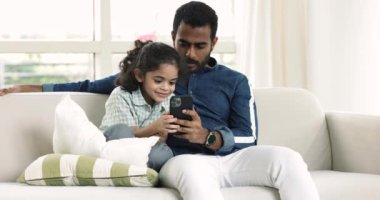 Sevgi dolu genç Hintli baba boş zamanlarını kanepede tatlı oğluyla birlikte oturarak, yeni mobil uygulamalar kullanarak, online oyunlar oynayarak, sanal eğlenceli blog içeriklerinin tadını çıkararak geçiriyor.