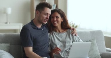 Mutlu İspanyol çift e-posta ile satış teklifi aldı. Heyecanlı hissediyorlar. Harika, fantastik, inanılmaz ticari teklifin tadını çıkarıyorlar. Kazanmak, başarı.