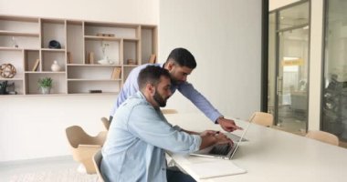 İnternette ortak sunum üzerinde çalışan iki iş arkadaşı laptopu kullanarak, fikirleri paylaşarak, görevi düşünerek, yeni çalışanlara danışmanlık yaparak ofiste buluştu. Stajyerlik, takım çalışması, teknoloji