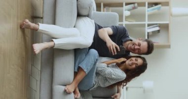 Çift hücre ekranına bakar, video izler, filtre kullanarak komik selfie çeker, cep telefonunu hafta sonları birlikte dinlenirken tutar ve internette vakit geçirir. Eğlence, eğlence, alışkanlık ve uygulamalar için kablosuz cihaz kullanımı