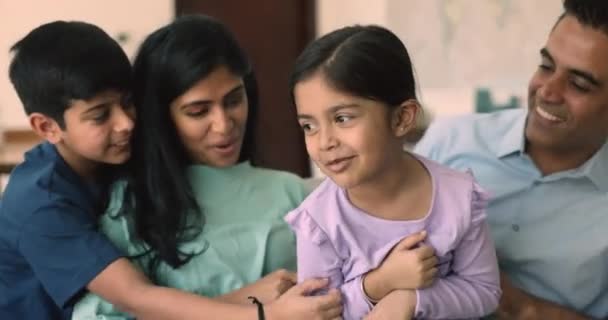 Закрыть Карри Жизнерадостная Маленькая Индийская Девочка Наслаждаться Игрой Любящей Семьей — стоковое видео