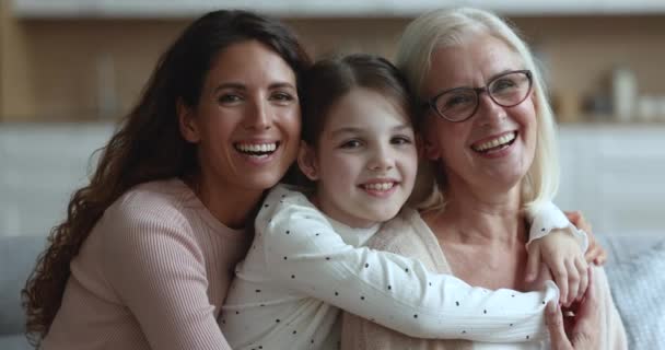 Close Retrato Família Amorosa Multigeracional Diferentes Gerações Idade Mulheres Abraçando Vídeo De Bancos De Imagens