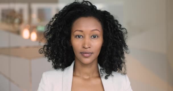 Hlava Záběr Zblízka Portrét Kudrnaté Vlasy Africké Obchodnice Úsměv Pohled — Stock video