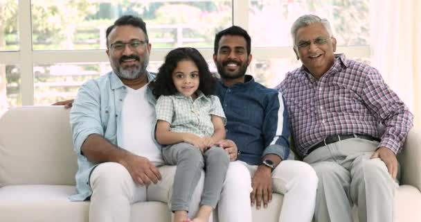 Multigenerační Indiánský Rodinný Portrét Starší Mladší Muži Odpočívají Pohovce Usmívají — Stock video