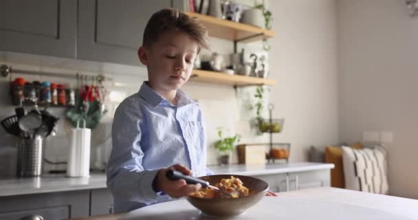 Nahaufnahme Eines Netten Kleinen Jungen Ohne Appetit Steht Esstisch Mit — Stockvideo