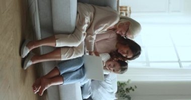 Oturma odasında çok nesilli aile kadınları boş vakitlerini internette geçirirler. Elektronik ticaret müşterileri, şirket web sitesi üzerinden ürün, hizmet satın alıyor, eğlence ve çocuk gelişimi için çevrimiçi içeriğin tadını çıkarıyor