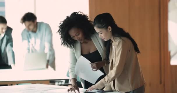 Två Multietniska Unga Kvinnliga Kollegor Som Engagerade Teamwork Workflow Samarbetar — Stockvideo