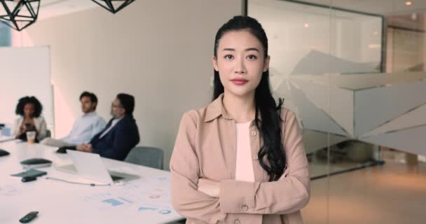 Hübsche Asiatische Geschäftsfrau Businesstrainerin Oder Weibliche Führungskraft Posiert Mit Verschränkten — Stockvideo